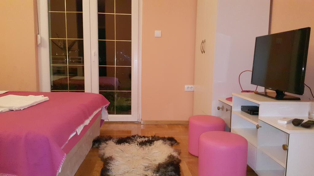 Akva Gold Aparthotel Arandjelovac Rum bild