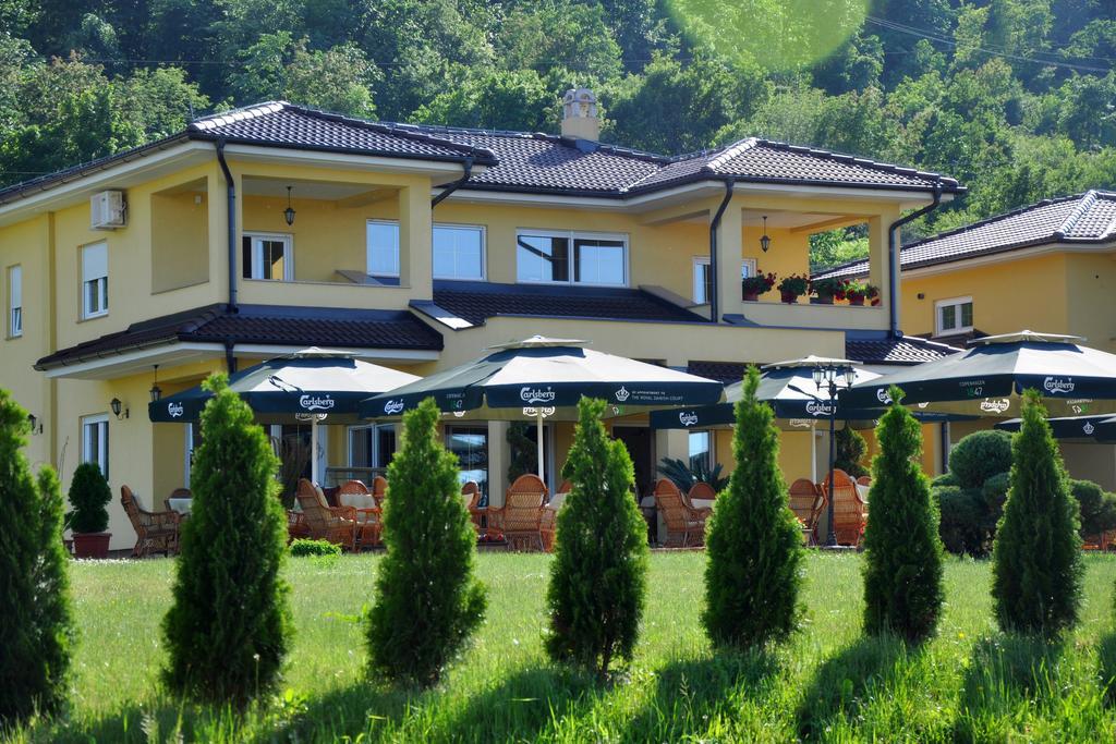 Akva Gold Aparthotel Arandjelovac Exteriör bild