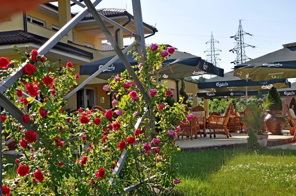 Akva Gold Aparthotel Arandjelovac Exteriör bild